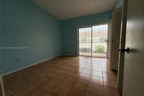 Townhouse in Hialeah, Florida 2 bedrooms, 83.24 sq.m. № 1398228 - photo 11