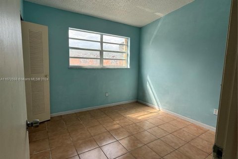 Touwnhouse à vendre à Hialeah, Floride: 2 chambres, 83.24 m2 № 1398228 - photo 4