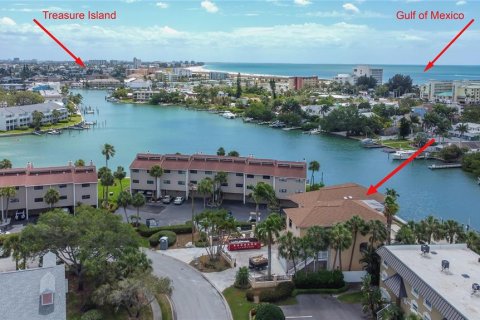 Condominio en venta en Treasure Island, Florida, 3 dormitorios, 151.99 m2 № 462423 - foto 4