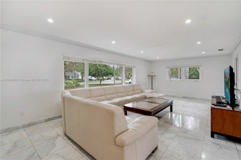 Villa ou maison à vendre à Coral Gables, Floride: 6 chambres, 299.52 m2 № 920673 - photo 7