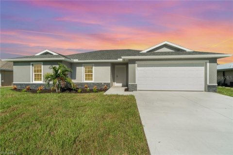 House in Cape Coral, Florida 4 bedrooms, 168.06 sq.m. № 1366855 - photo 1