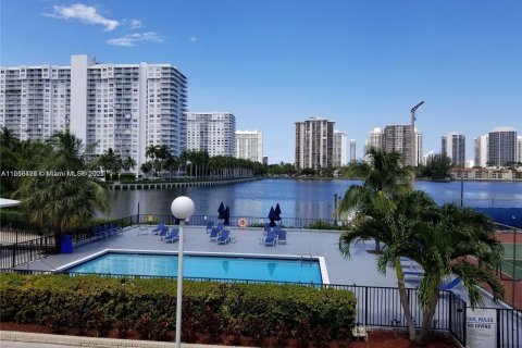 Condo in Aventura, Florida, 2 bedrooms  № 1385762 - photo 22