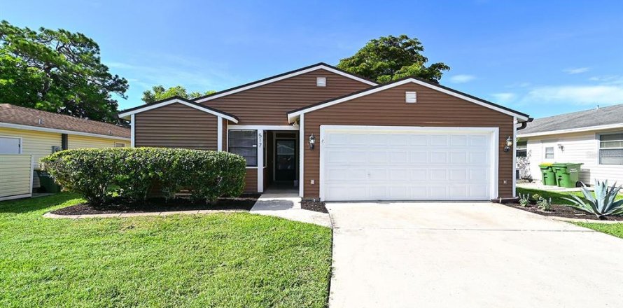 House in Sarasota, Florida 3 bedrooms, 121.14 sq.m. № 1364001