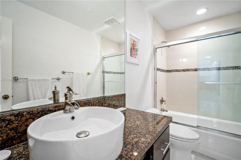 Condo in Fisher Island, Florida, 3 bedrooms  № 11953 - photo 13