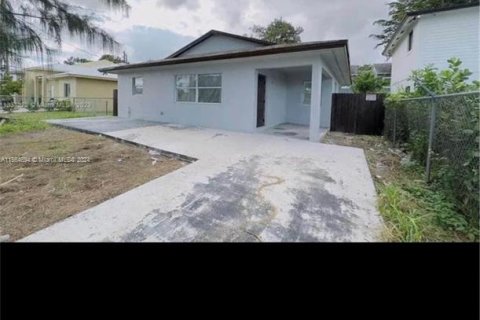 House in Florida City, Florida 4 bedrooms, 119.94 sq.m. № 1100616 - photo 2