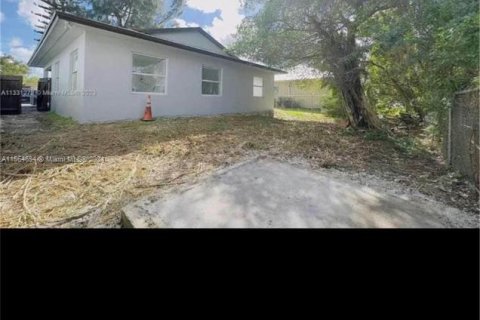 House in Florida City, Florida 4 bedrooms, 119.94 sq.m. № 1100616 - photo 4