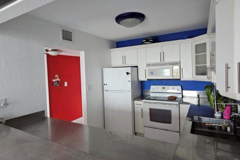 Condo in Miami Beach, Florida, 1 bedroom  № 1179608 - photo 25