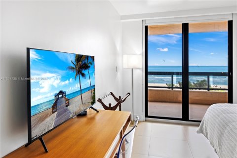 Condo in Miami Beach, Florida, 2 bedrooms  № 1095193 - photo 25