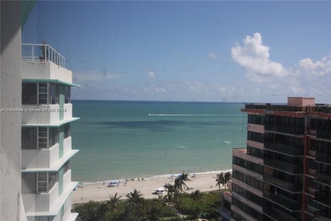 Condo in Miami Beach, Florida, 2 bedrooms  № 1223036 - photo 16