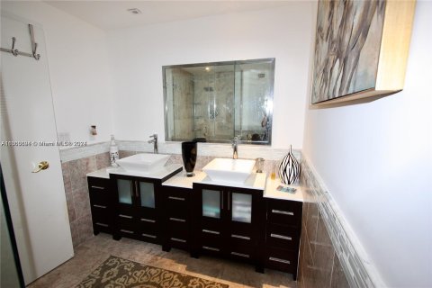 Condo in Miami Beach, Florida, 2 bedrooms  № 1223036 - photo 12