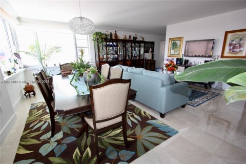 Condo in Miami Beach, Florida, 2 bedrooms  № 1223036 - photo 17