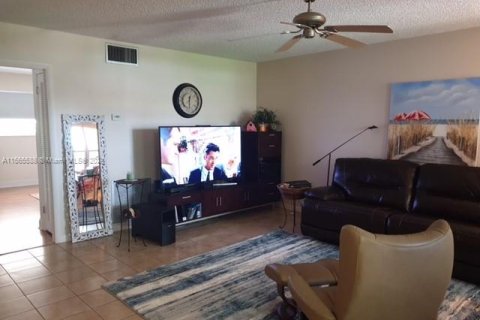 Condominio en venta en Deerfield Beach, Florida, 1 dormitorio, 74.32 m2 № 1101903 - foto 10