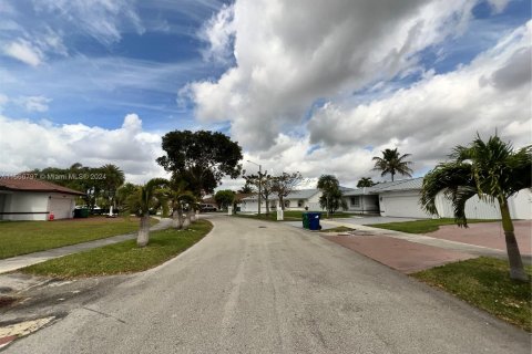 House in Miami, Florida 4 bedrooms, 210.33 sq.m. № 1115914 - photo 3
