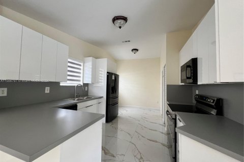 House in Miami, Florida 4 bedrooms, 210.33 sq.m. № 1115914 - photo 16