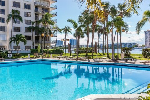 Condominio en venta en Aventura, Florida, 2 dormitorios, 102.56 m2 № 358687 - foto 8