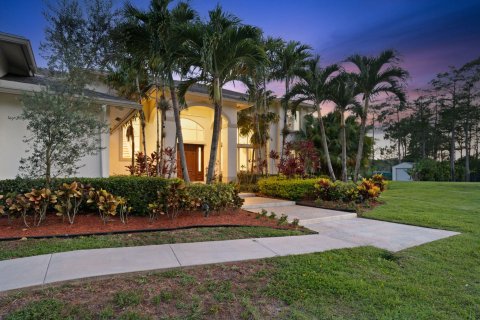 House in Lake Worth, Florida 5 bedrooms, 449.18 sq.m. № 1222593 - photo 8