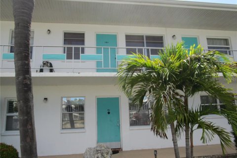 Condo in Saint Petersburg, Florida, 1 bedroom  № 1272896 - photo 1