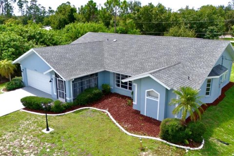 House in Port Charlotte, Florida 3 bedrooms, 172.98 sq.m. № 1272928 - photo 4