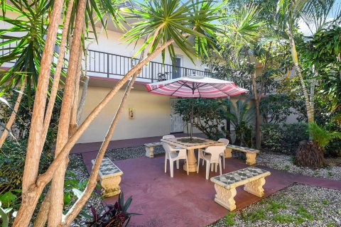 Condo in Palm Springs, Florida, 2 bedrooms  № 978771 - photo 7