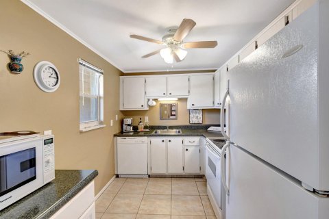 Condo in Palm Springs, Florida, 2 bedrooms  № 978771 - photo 17