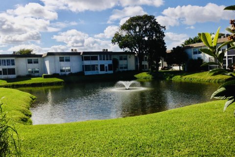 Condo in Palm Springs, Florida, 2 bedrooms  № 978771 - photo 23