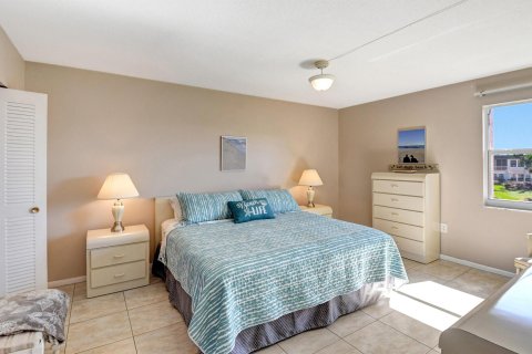 Condo in Palm Springs, Florida, 2 bedrooms  № 978771 - photo 14