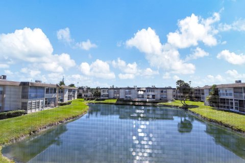 Condo in Palm Springs, Florida, 2 bedrooms  № 978771 - photo 24