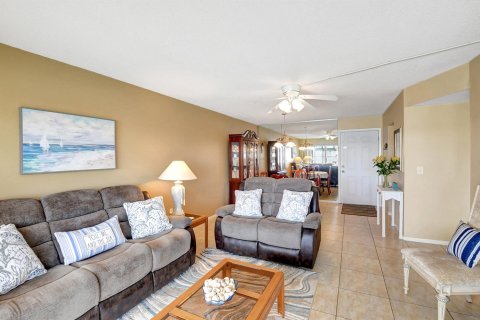 Condo in Palm Springs, Florida, 2 bedrooms  № 978771 - photo 20