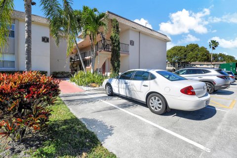 Condo in Palm Springs, Florida, 2 bedrooms  № 978771 - photo 5