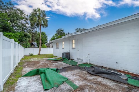 House in Tampa, Florida 4 bedrooms, 121.98 sq.m. № 1403830 - photo 6