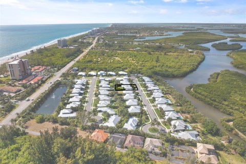 House in Hutchinson Island South, Florida 4 bedrooms, 185.8 sq.m. № 1145868 - photo 2