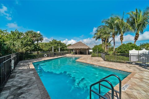 House in Hutchinson Island South, Florida 4 bedrooms, 185.8 sq.m. № 1145868 - photo 12