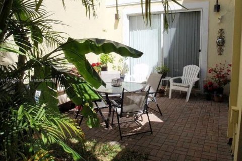 Townhouse in Hollywood, Florida 4 bedrooms, 149.02 sq.m. № 739650 - photo 8