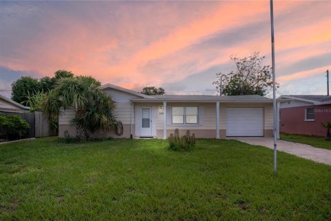 House in Holiday, Florida 2 bedrooms, 78.78 sq.m. № 1322854 - photo 1