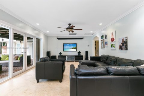 House in Miami, Florida 4 bedrooms, 251.21 sq.m. № 1367434 - photo 13