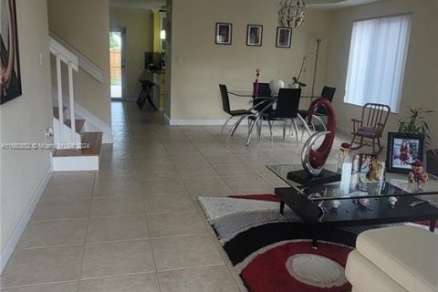 House in Miami, Florida 4 bedrooms, 191.38 sq.m. № 1367433 - photo 3