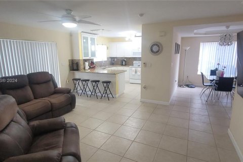 House in Miami, Florida 4 bedrooms, 191.38 sq.m. № 1367433 - photo 8