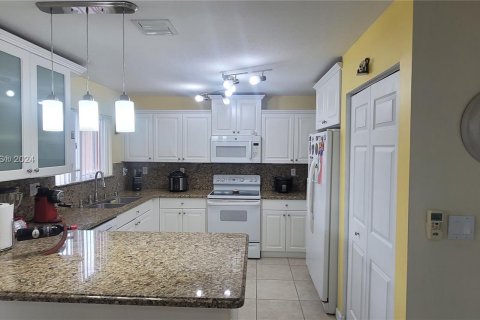 House in Miami, Florida 4 bedrooms, 191.38 sq.m. № 1367433 - photo 10