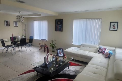 House in Miami, Florida 4 bedrooms, 191.38 sq.m. № 1367433 - photo 4