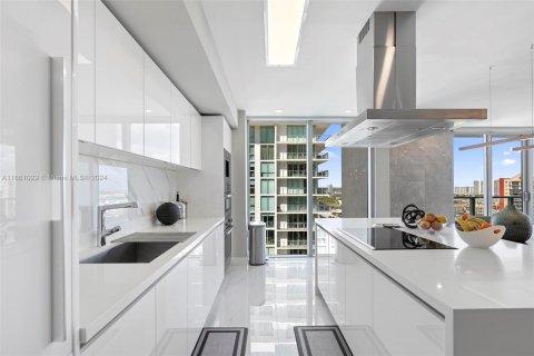 Condominio en alquiler en Sunny Isles Beach, Florida, 3 dormitorios, 175.77 m2 № 1367383 - foto 12