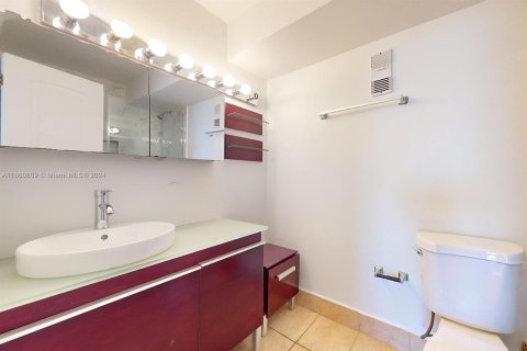 Condominio en alquiler en Miami, Florida, 2 dormitorios, 91.42 m2 № 1367432 - foto 13