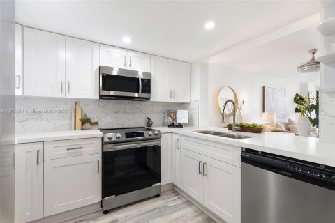 Condo in Miami Beach, Florida, 1 bedroom  № 1272603 - photo 7