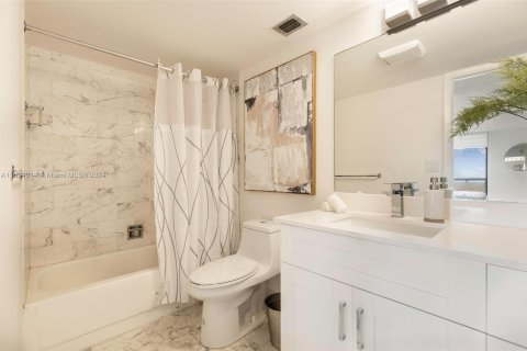 Condo in Miami Beach, Florida, 1 bedroom  № 1272603 - photo 14