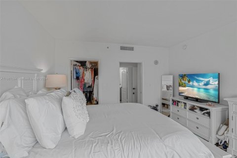 Condo in Miami, Florida, 1 bedroom  № 1368914 - photo 18