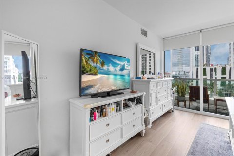 Condominio en alquiler en Miami, Florida, 1 dormitorio, 70.79 m2 № 1368914 - foto 14