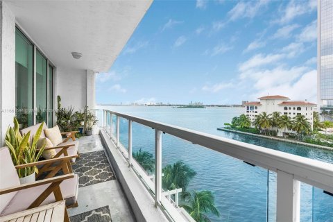 Condo in Miami, Florida, 1 bedroom  № 1368914 - photo 1