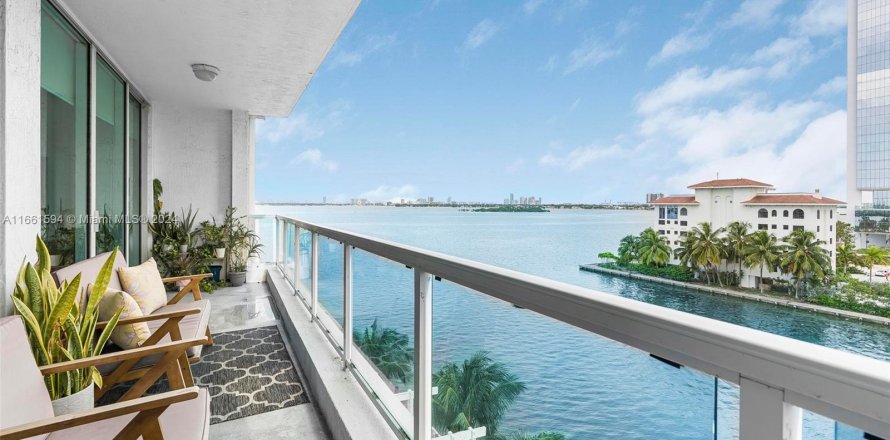 Condominio en Miami, Florida, 1 dormitorio  № 1368914