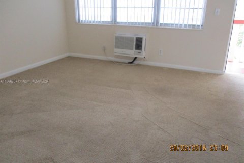 Condo in West Palm Beach, Florida, 1 bedroom  № 1128662 - photo 1