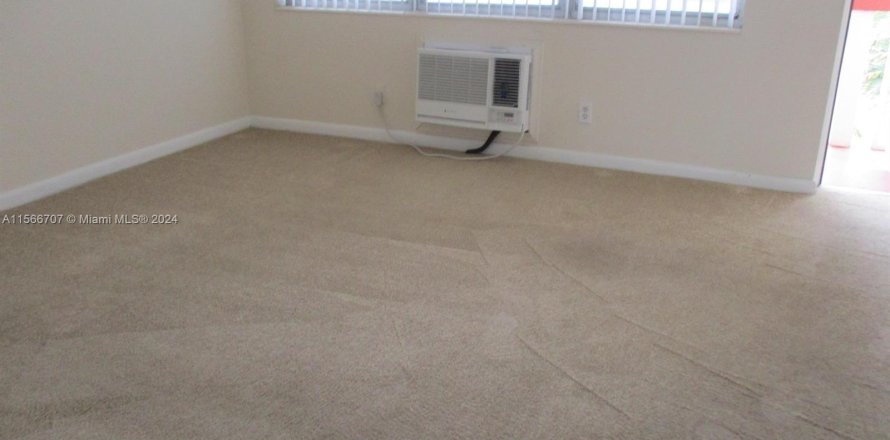 Condo in West Palm Beach, Florida, 1 bedroom  № 1128662