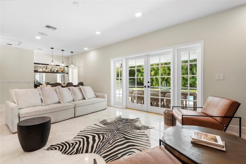 House in Coral Gables, Florida 5 bedrooms, 332.4 sq.m. № 1010918 - photo 15